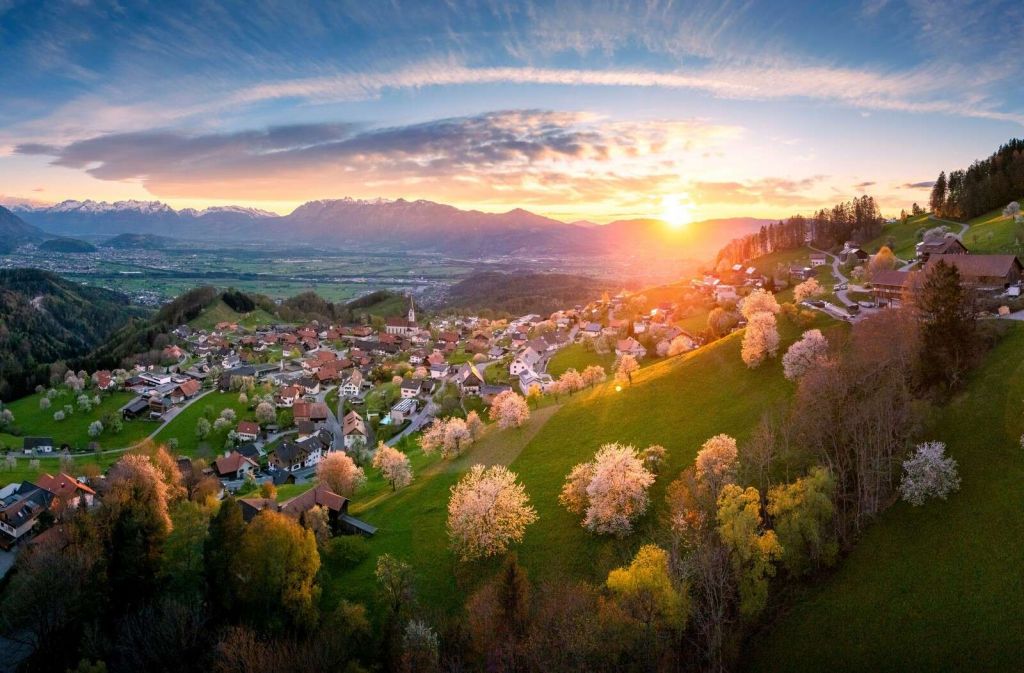 Heuveldorp w blasku wiosennym