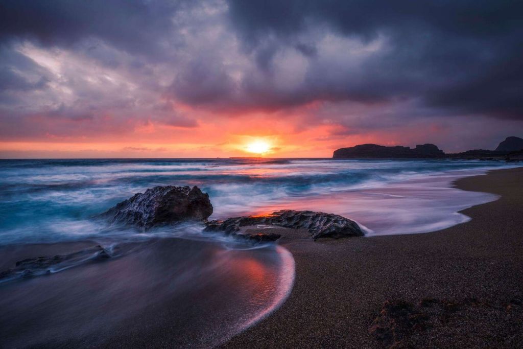 Wybrzeże skaliste o zachodzie słońca.