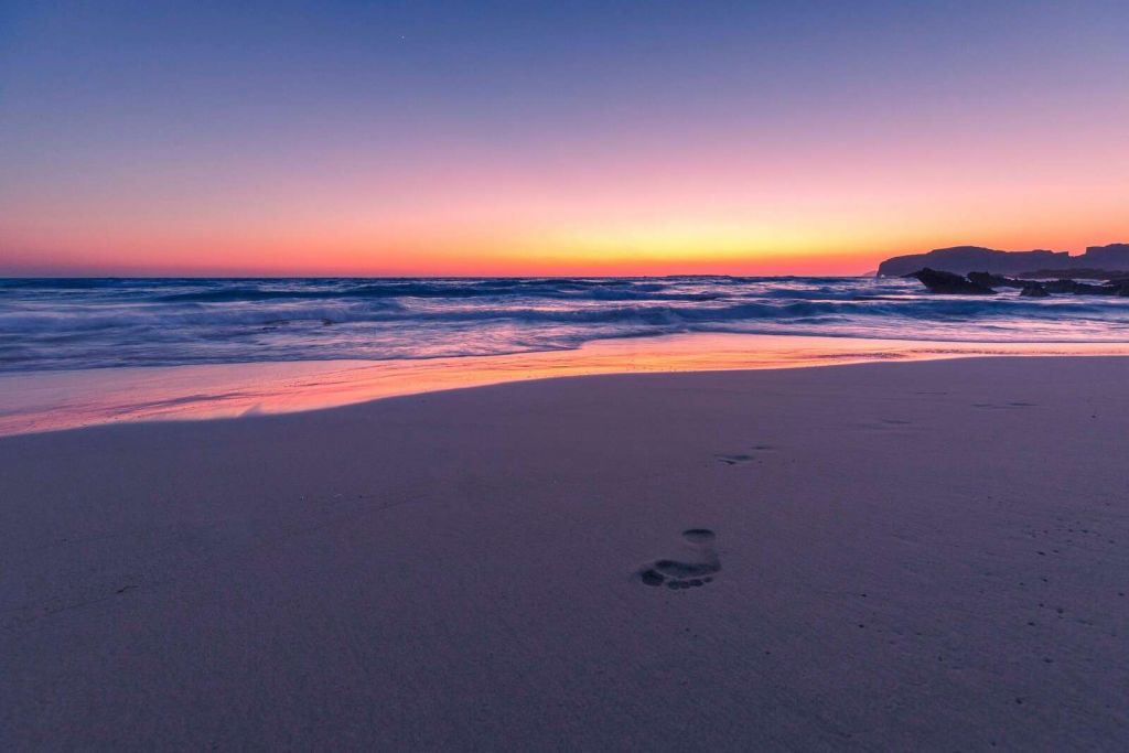 Ślady stóp w miękkim świetle wieczoru