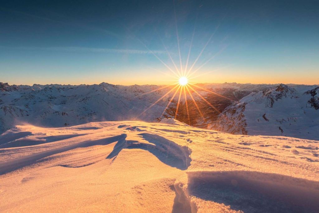 Promienie słońca na śnieżnych równinach
