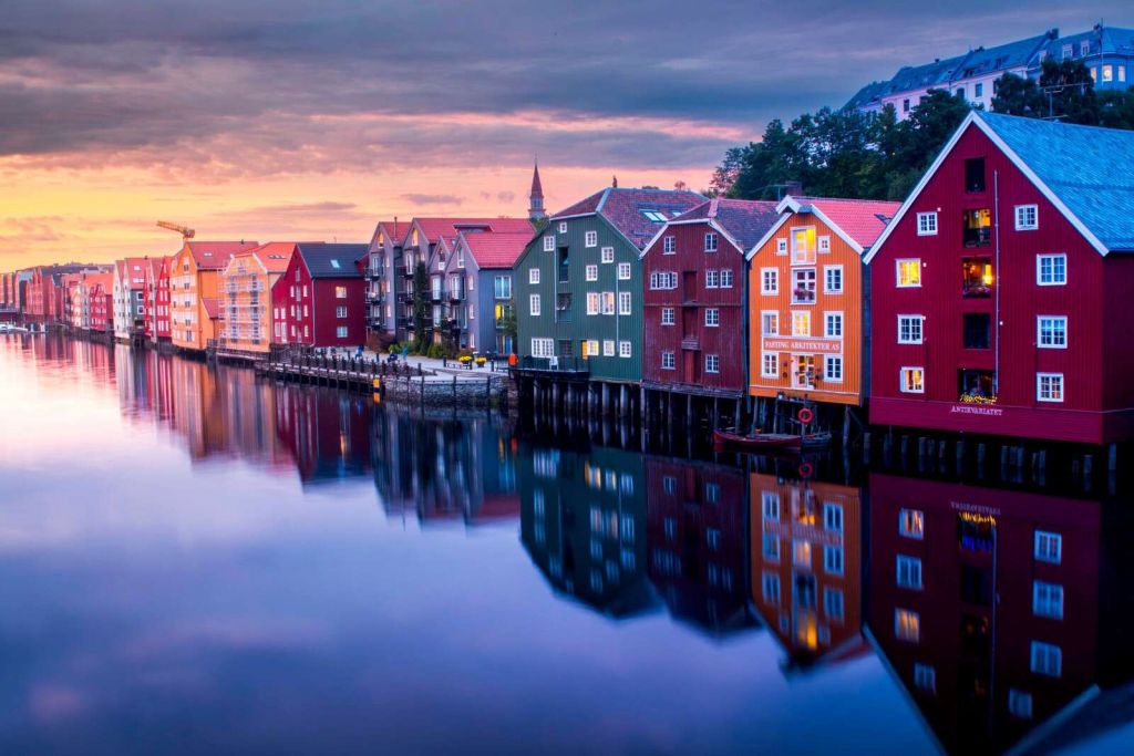 Światło wieczorne na kolorowych elewacjach