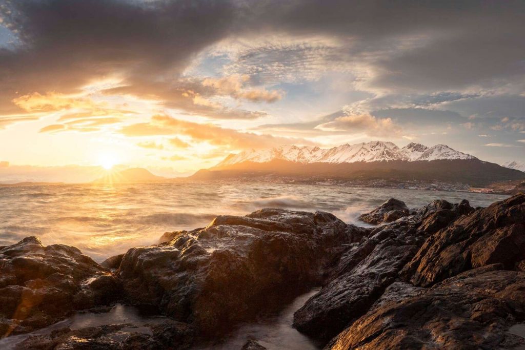 Złoty zachód słońca nad wybrzeżem górskim.