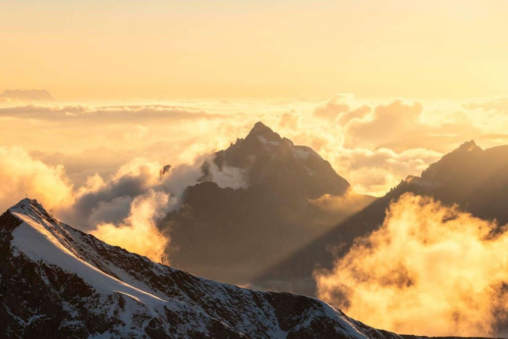 Wschód słońca nad chmurami górskimi