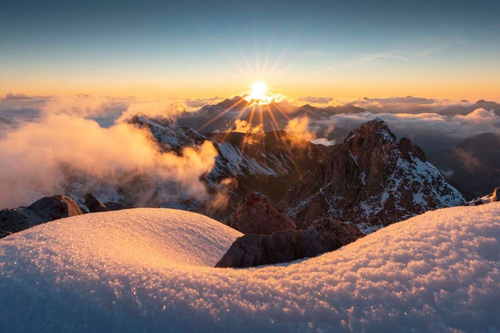 Światło wieczorne nad zimowym pasmem górskim