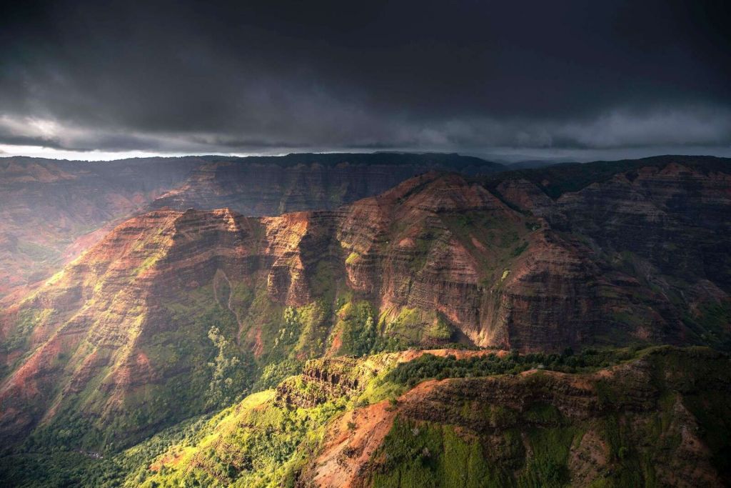 Dramatyczne światło słoneczne nad kanionem