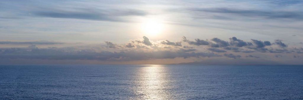 Piękne niebo zachodzącego słońca