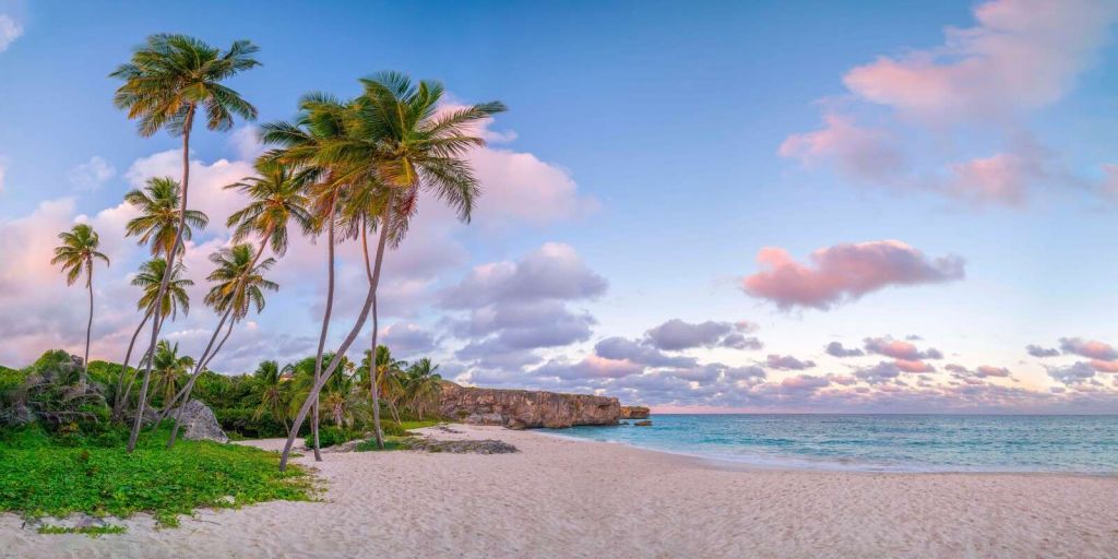 Tropikalna plaża o zmierzchu