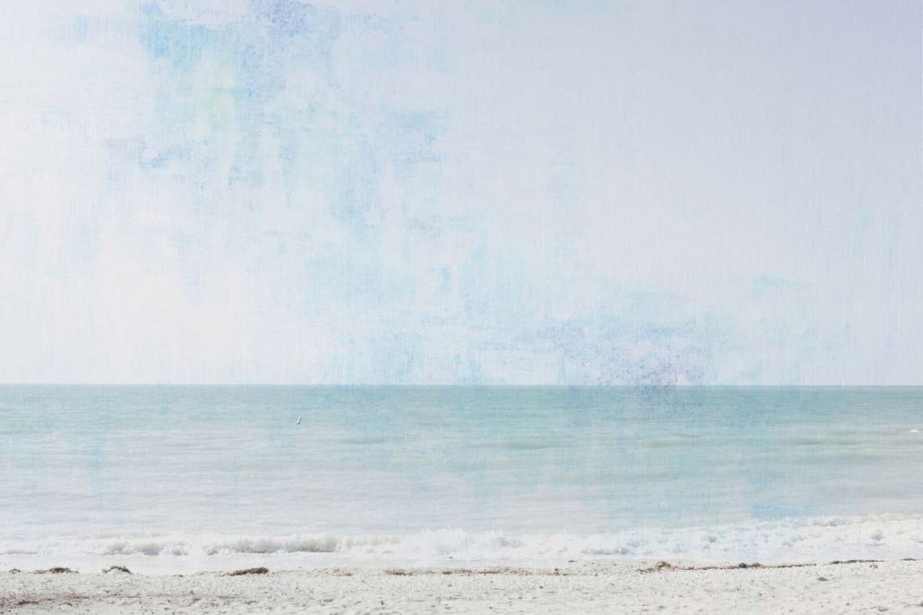 Jasna plaża pod miękkim niebem