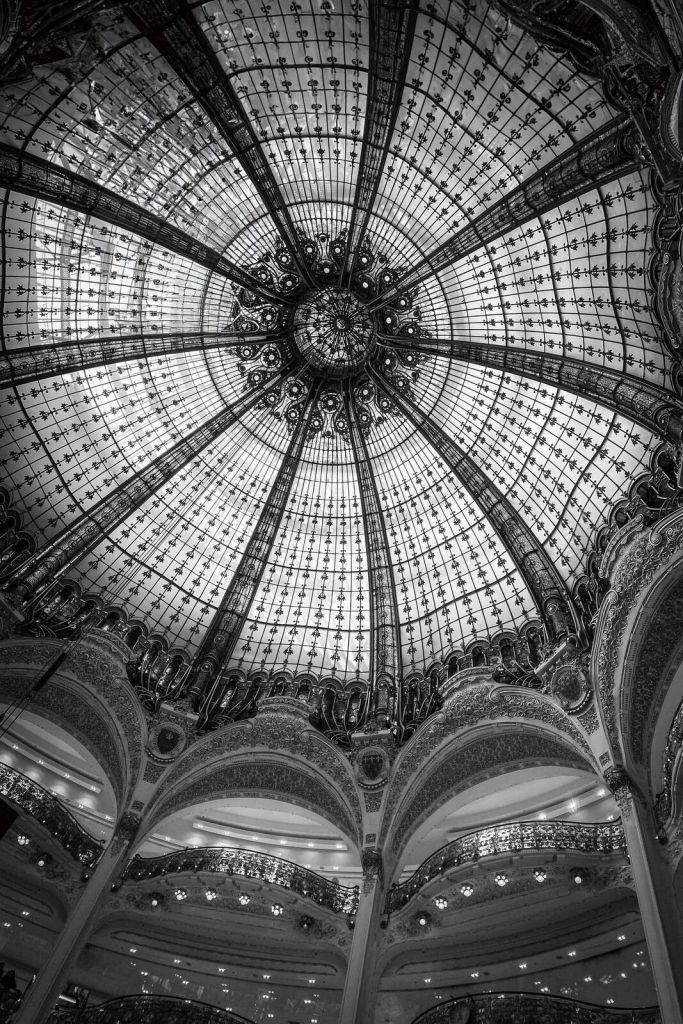 Ornamentalna kopuła w czarno-białym