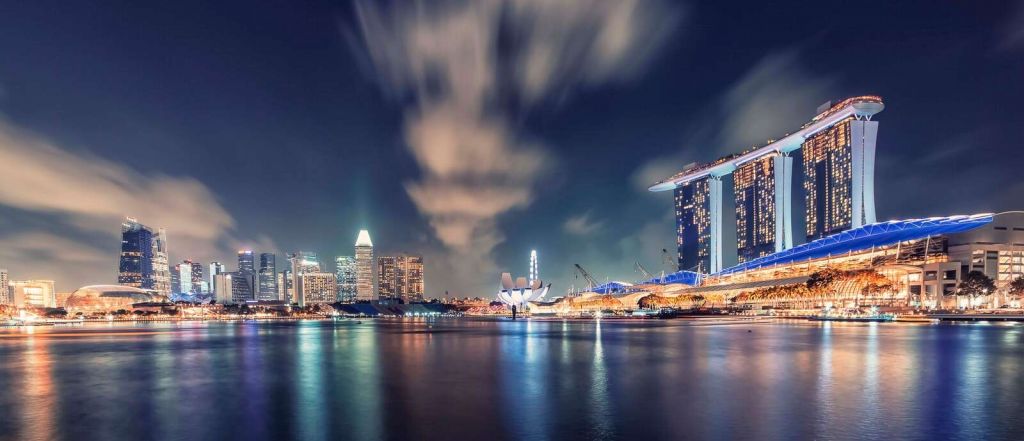 Widok na skyline nadbrzeża z futurystycznymi światłami
