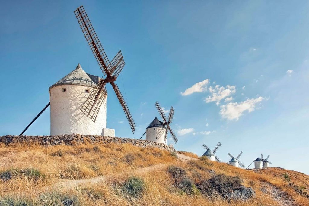 Letnie wzgórze z białymi wiatrakami