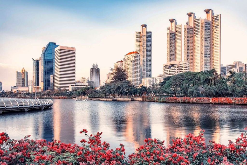 Kwiaty na miejskim nabrzeżu.