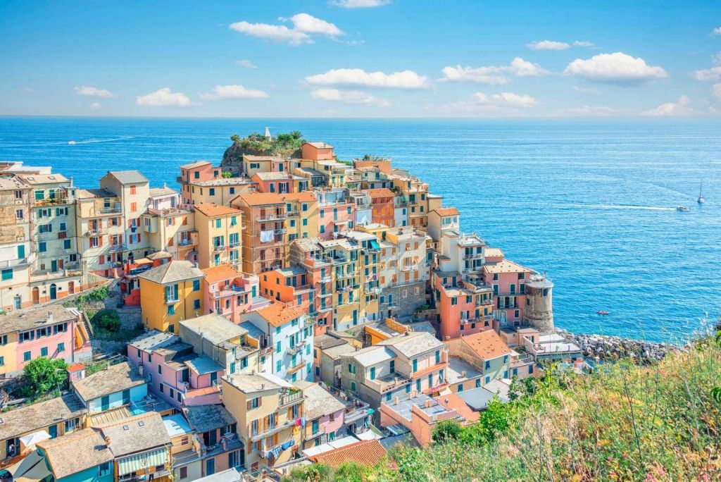 Pastelowy brzeg pod azurowym niebem