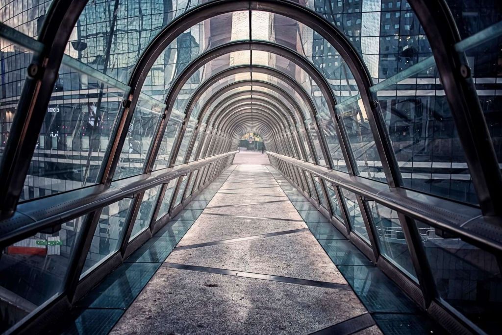 Szklana galeria między miejskimi wieżami