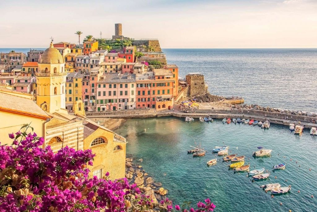 Letnie światło nad kolorowym miastem portowym