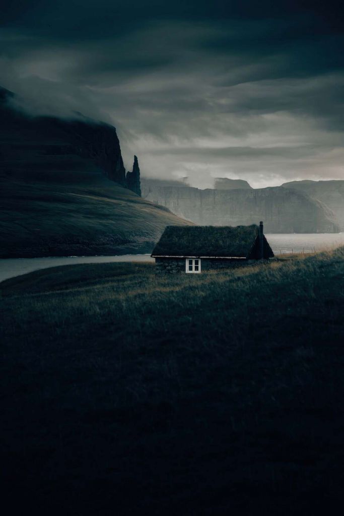 Domek u podnóża dzikich fiordów