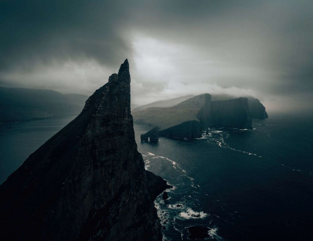 Skaliste wybrzeże w mglanym świetle