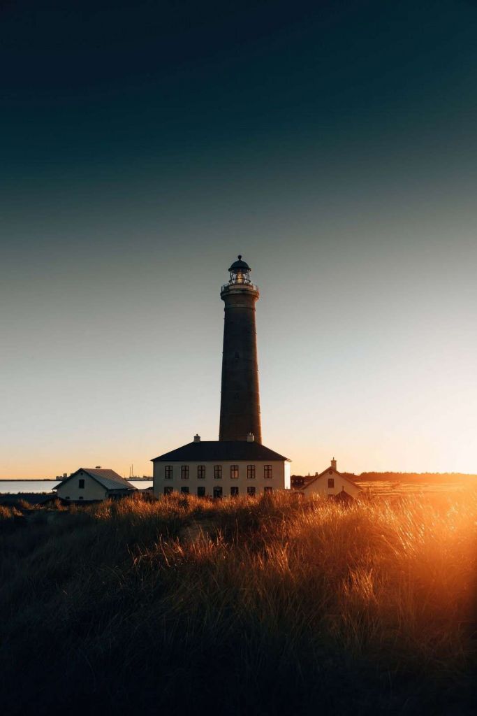 Latarnia w złotym świetle wieczoru