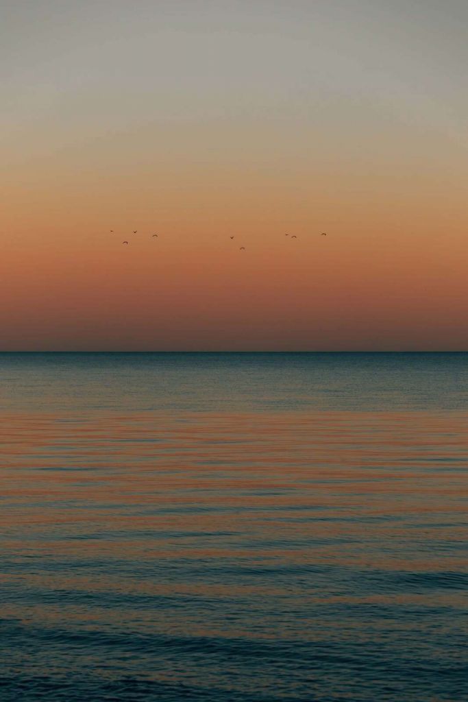 Spokojne morze o zachodzie słońca