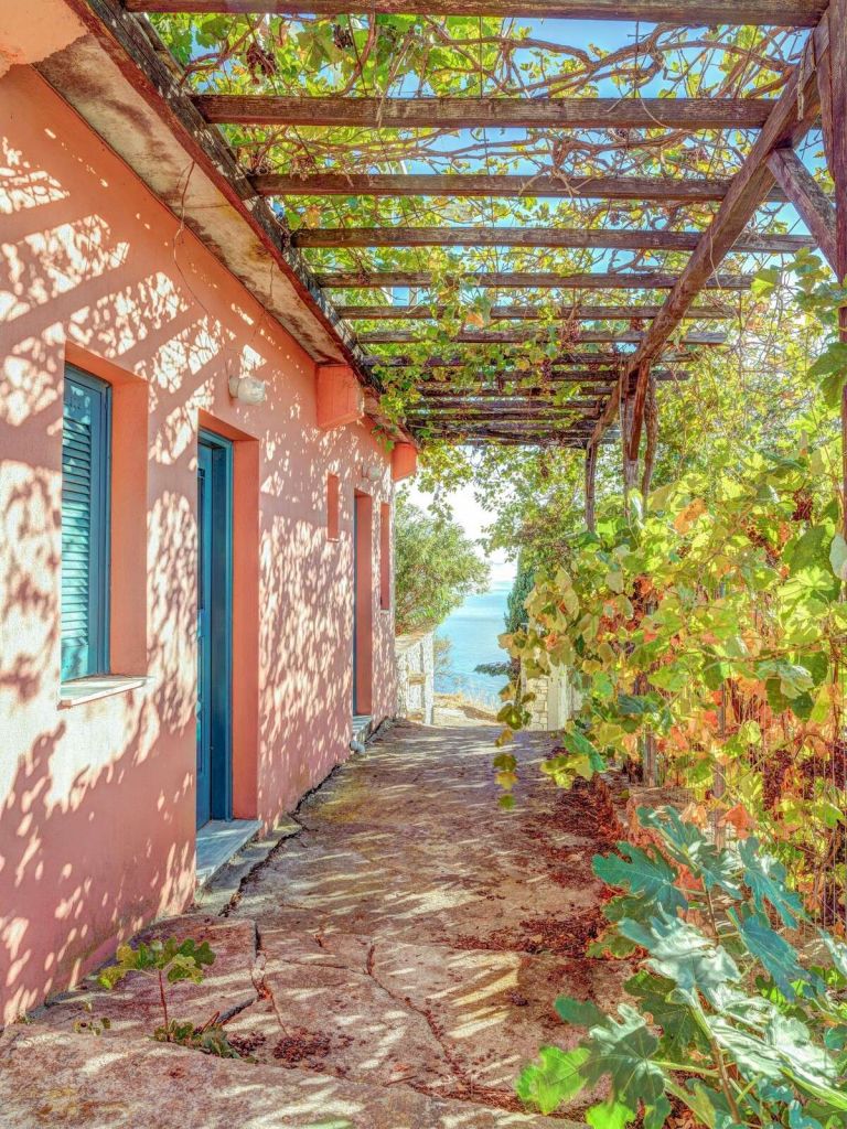 śródziemnomorska pergola z widokiem na morze