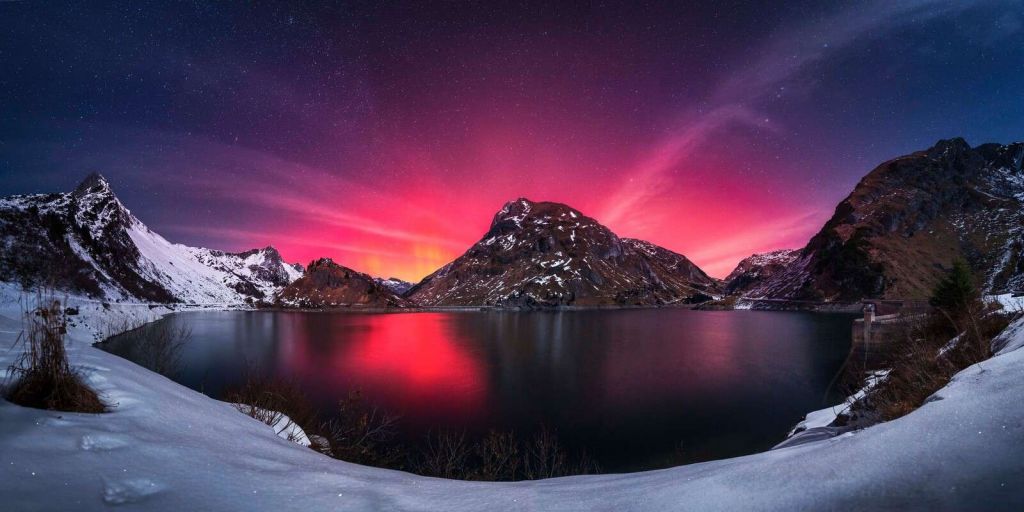 Zorza polarna nad g√≥rskim jeziorem