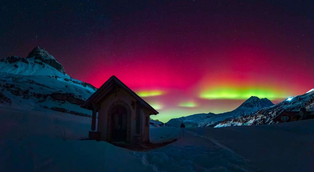 Zorza polarna nad ≈õnie≈ºnymi g√≥rami