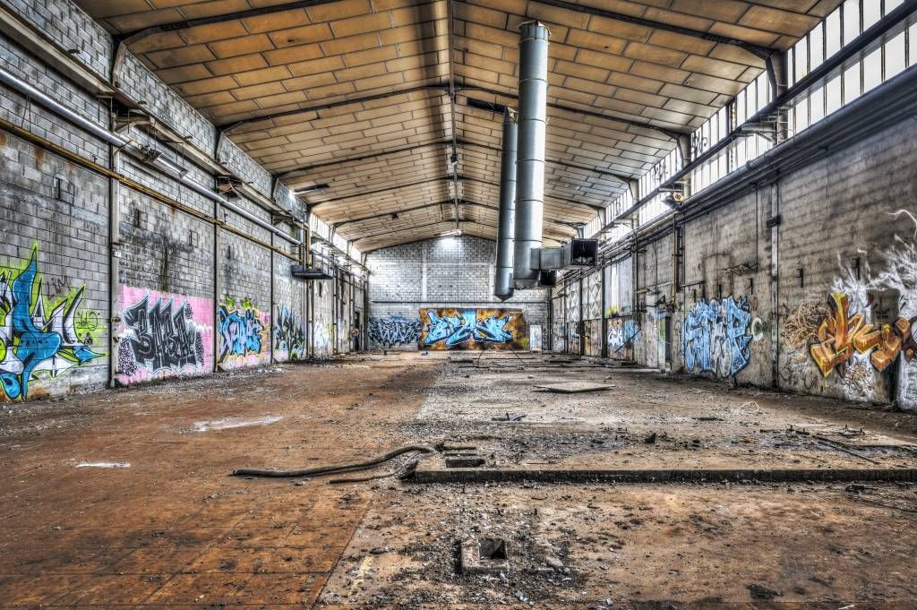 Buildings - Oude verlaten fabriekshal - Tienerkamer