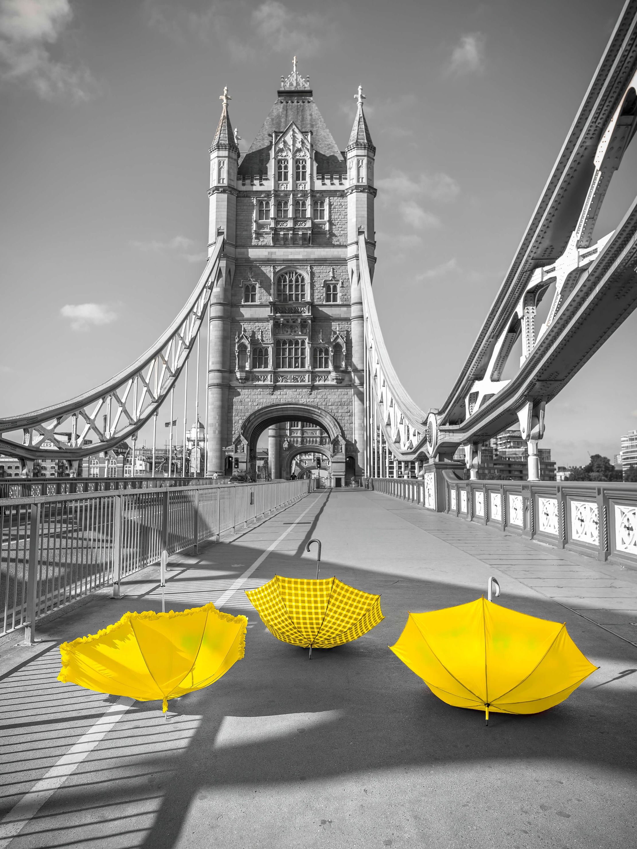  Żółte parasolki na moście wieżowym