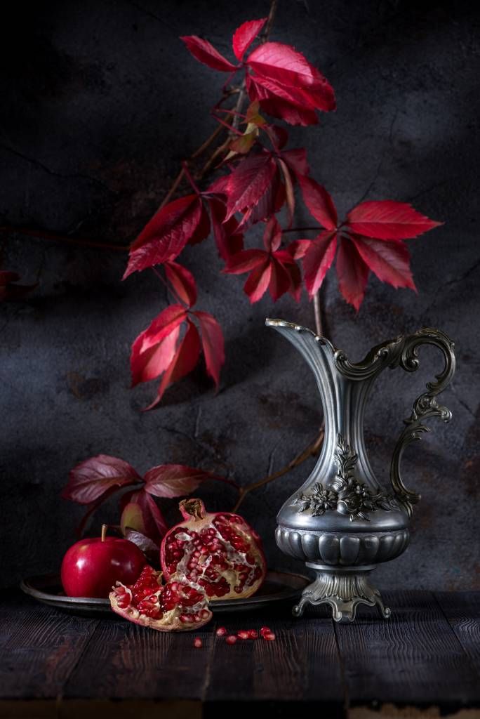 Puszka z czerwonym winem i czerwonymi owocami