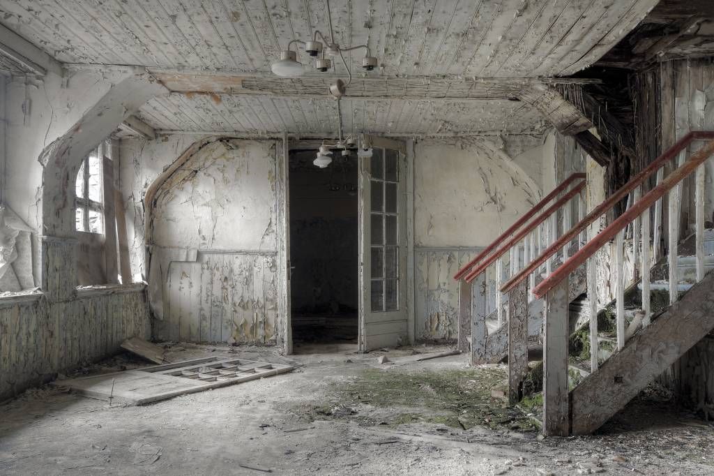 Czerwona poręcz hotelowa