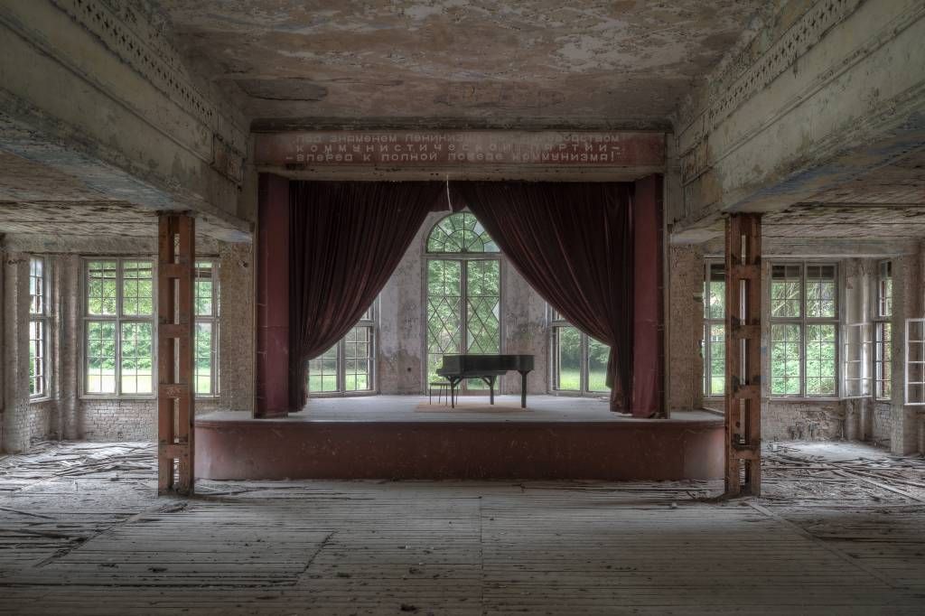 Pianino w starym sanatorium