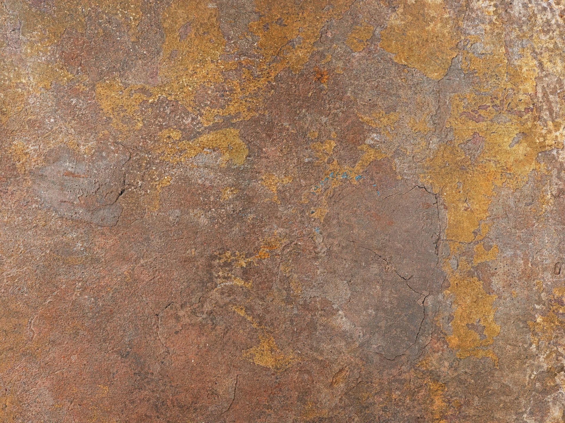 Stara ściana z żółtym stiukiem