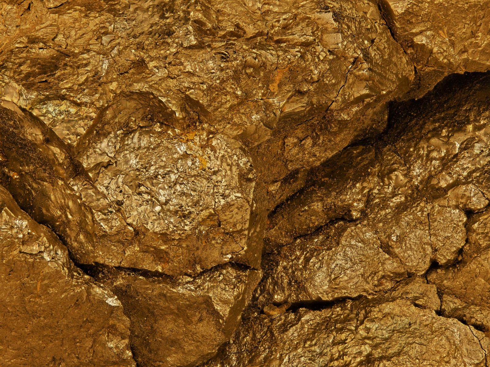 Zbliżenie na złoty kamień