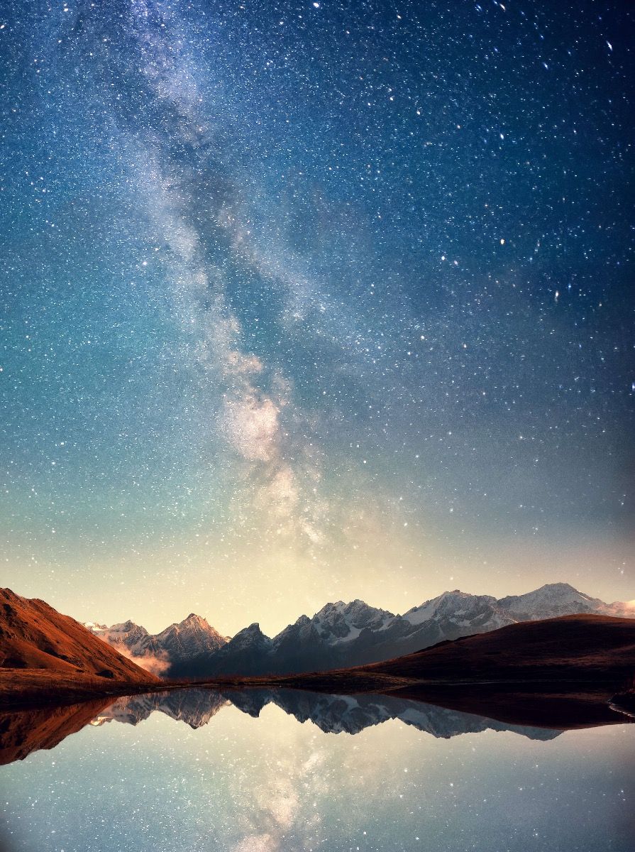 Gwieździste niebo nad górami