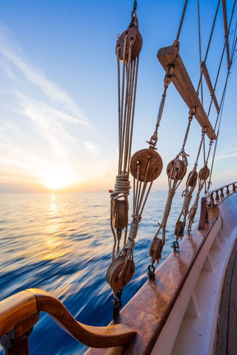 Żaglówka o zachodzie słońca