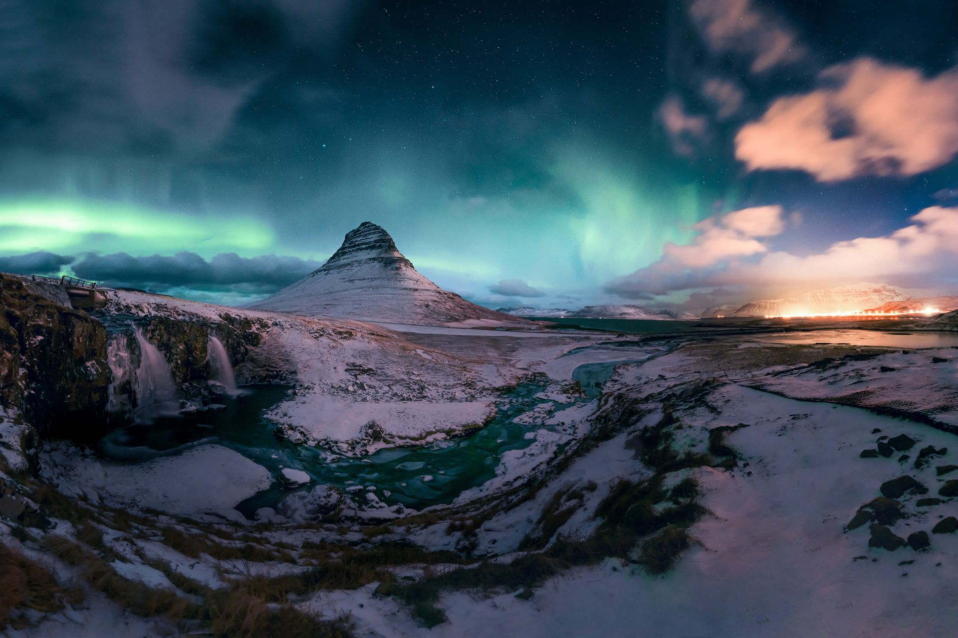Kirkjufell z północnymi światłami