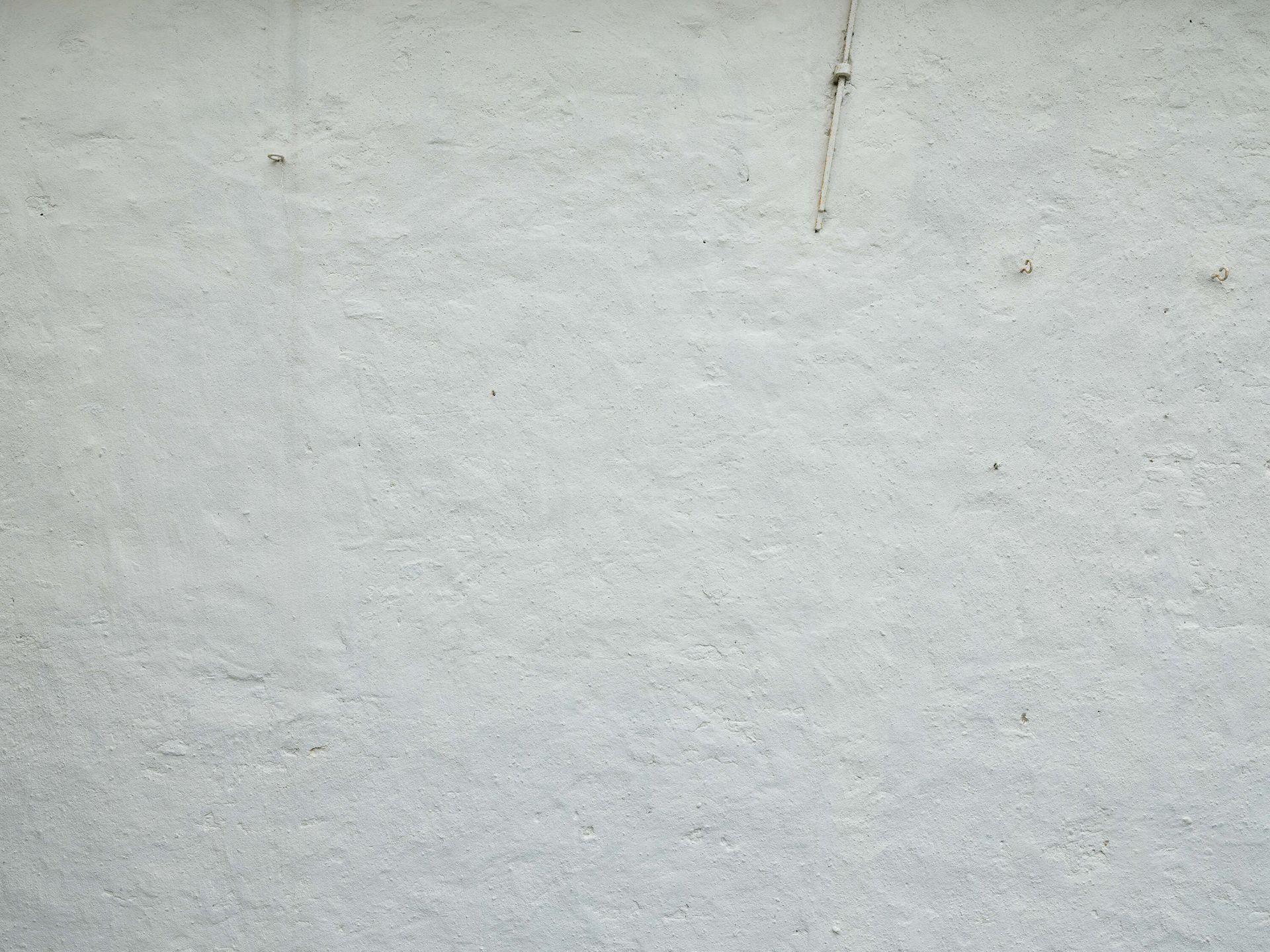 Ściana z białym stiukiem