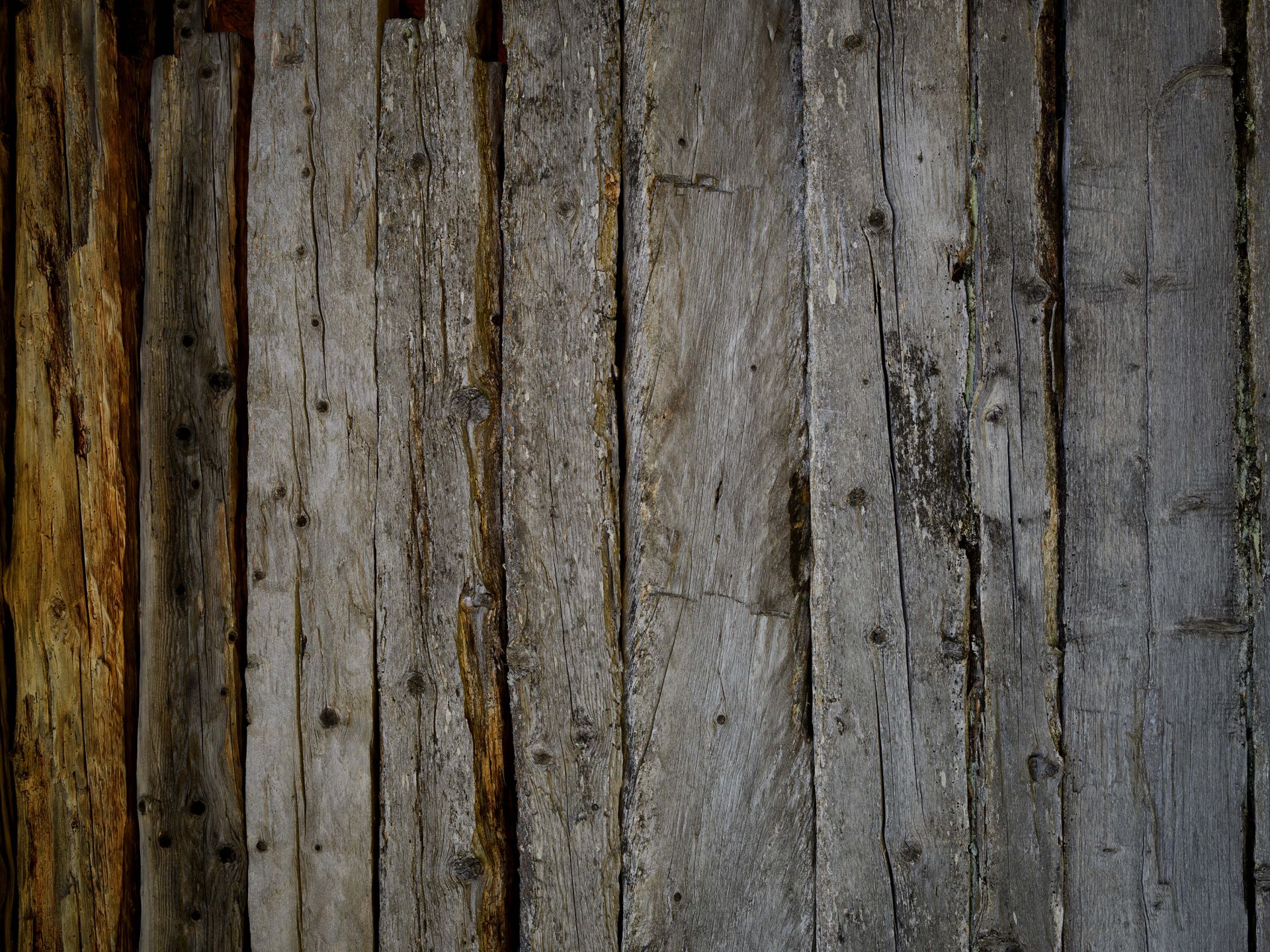 Stare, zwietrzałe belki