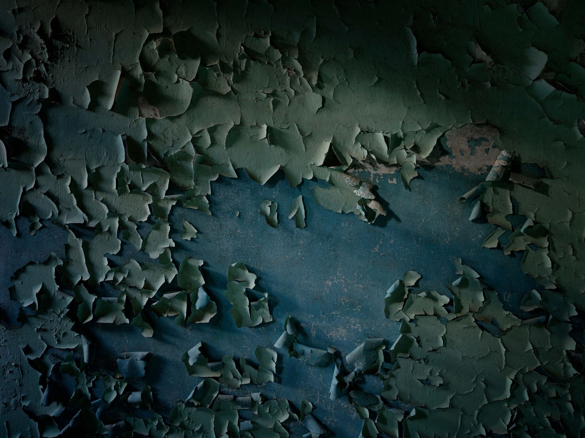 Ściana pomalowana farbą o zwietrzałej strukturze