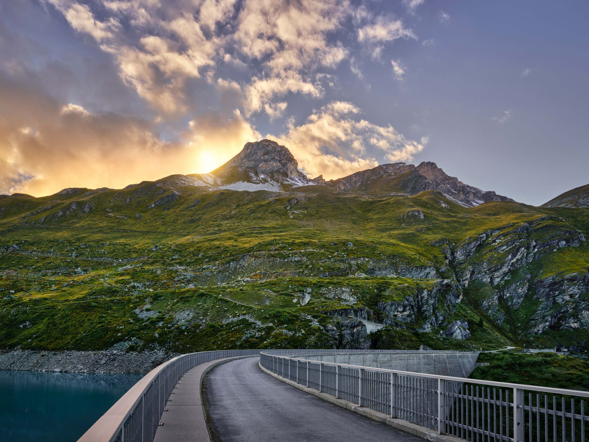 Zachód słońca nad zbiornikiem wodnym