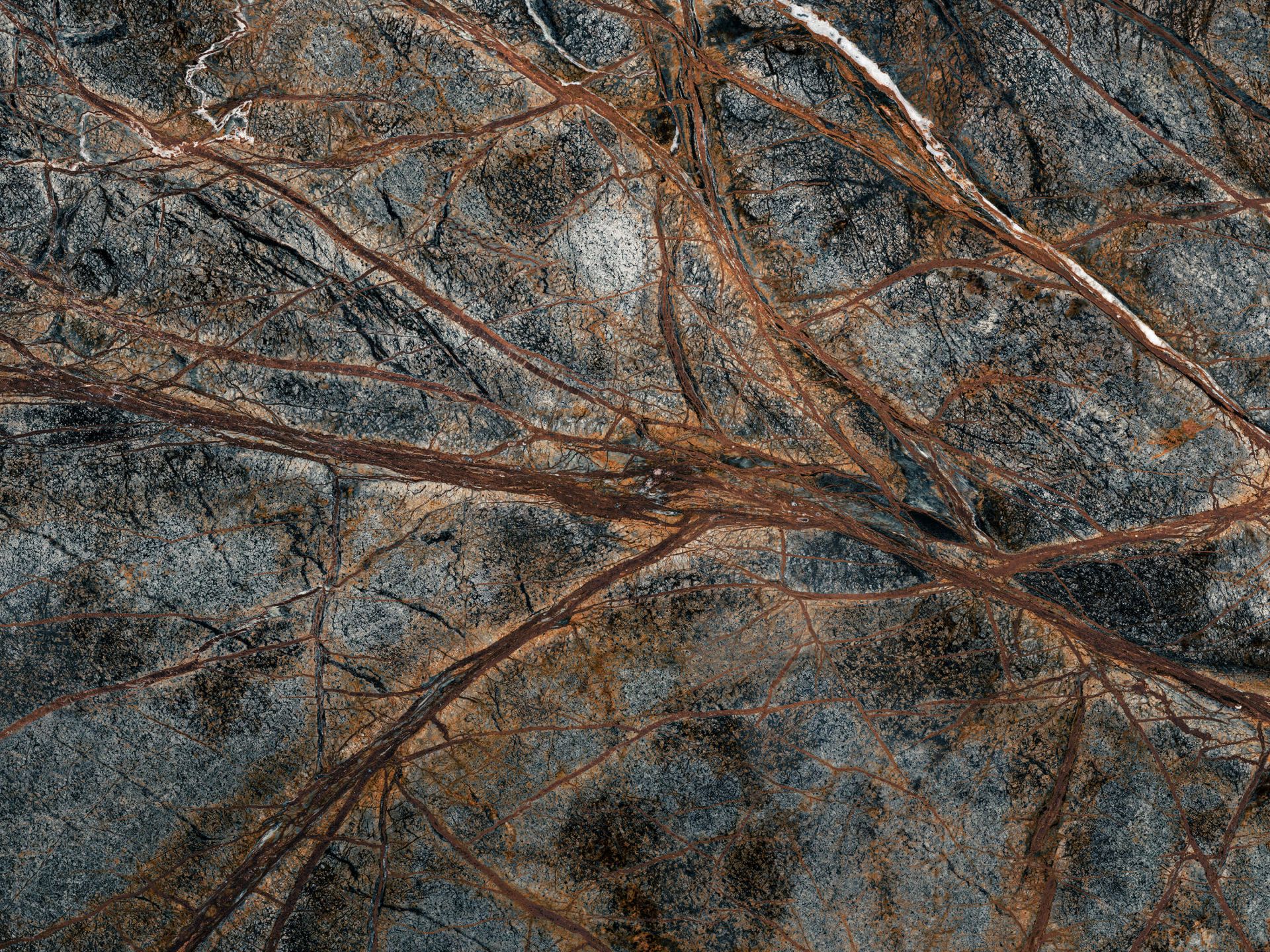 Szary marmur o szczegółowej strukturze żył