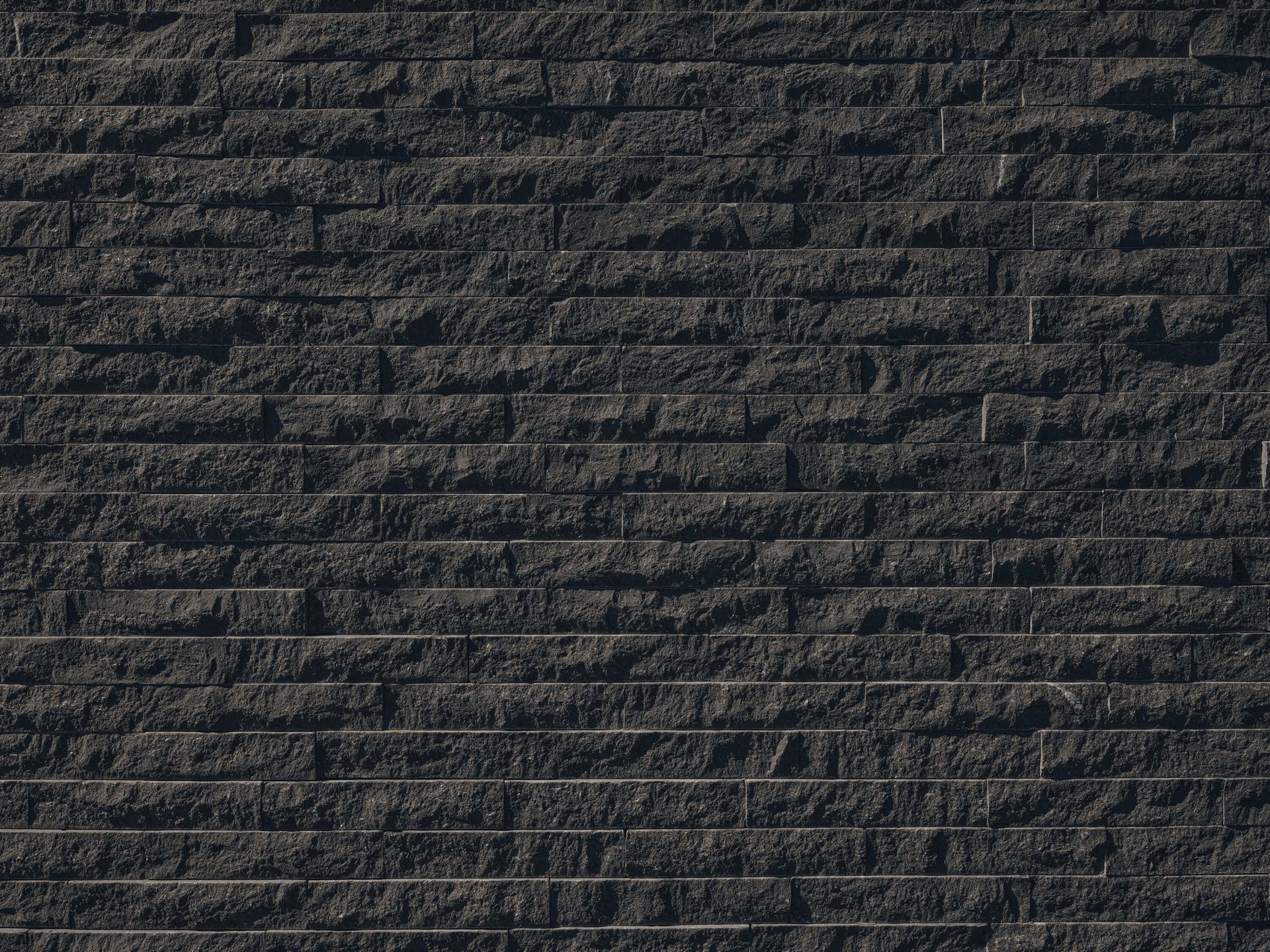 Ściana z ciemnymi kamieniami