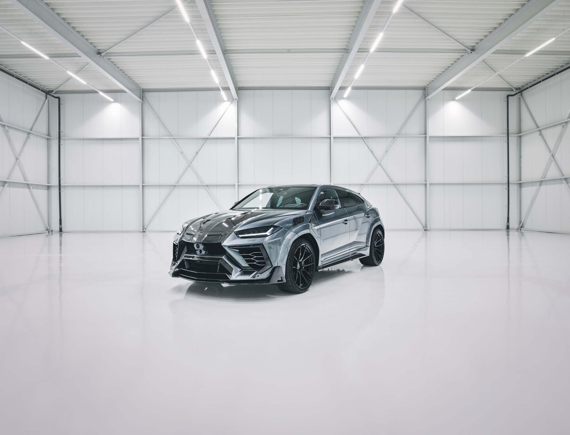 Lamborghini w białej hali