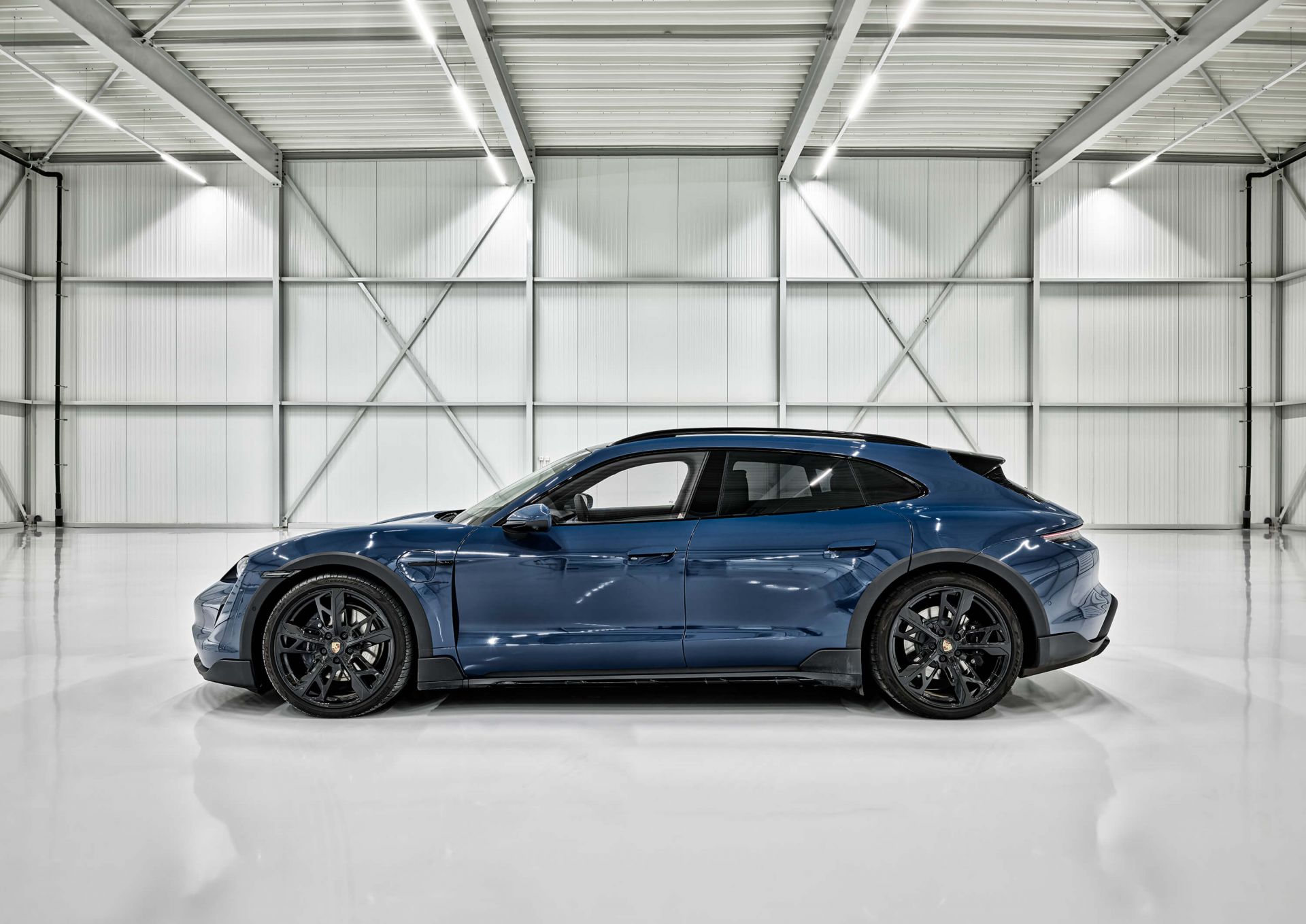 Porsche w hali przemysłowej