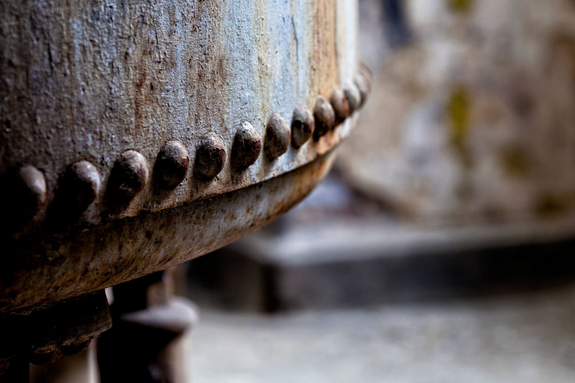 Detal zardzewiałego kotła parowego