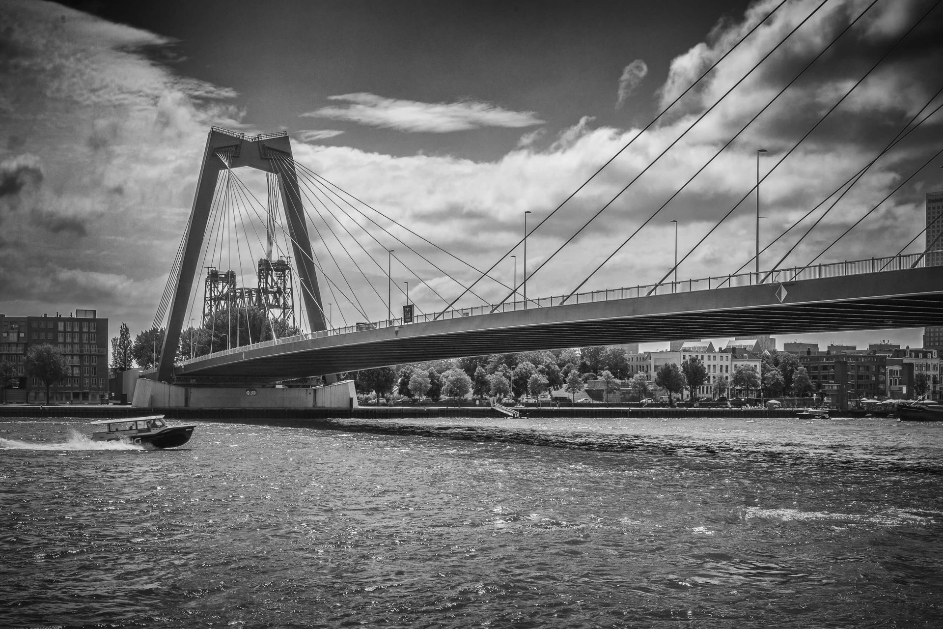 Przejście przez most księcia Willema Aleksandra w Rotterdamie w czerni i bieli  