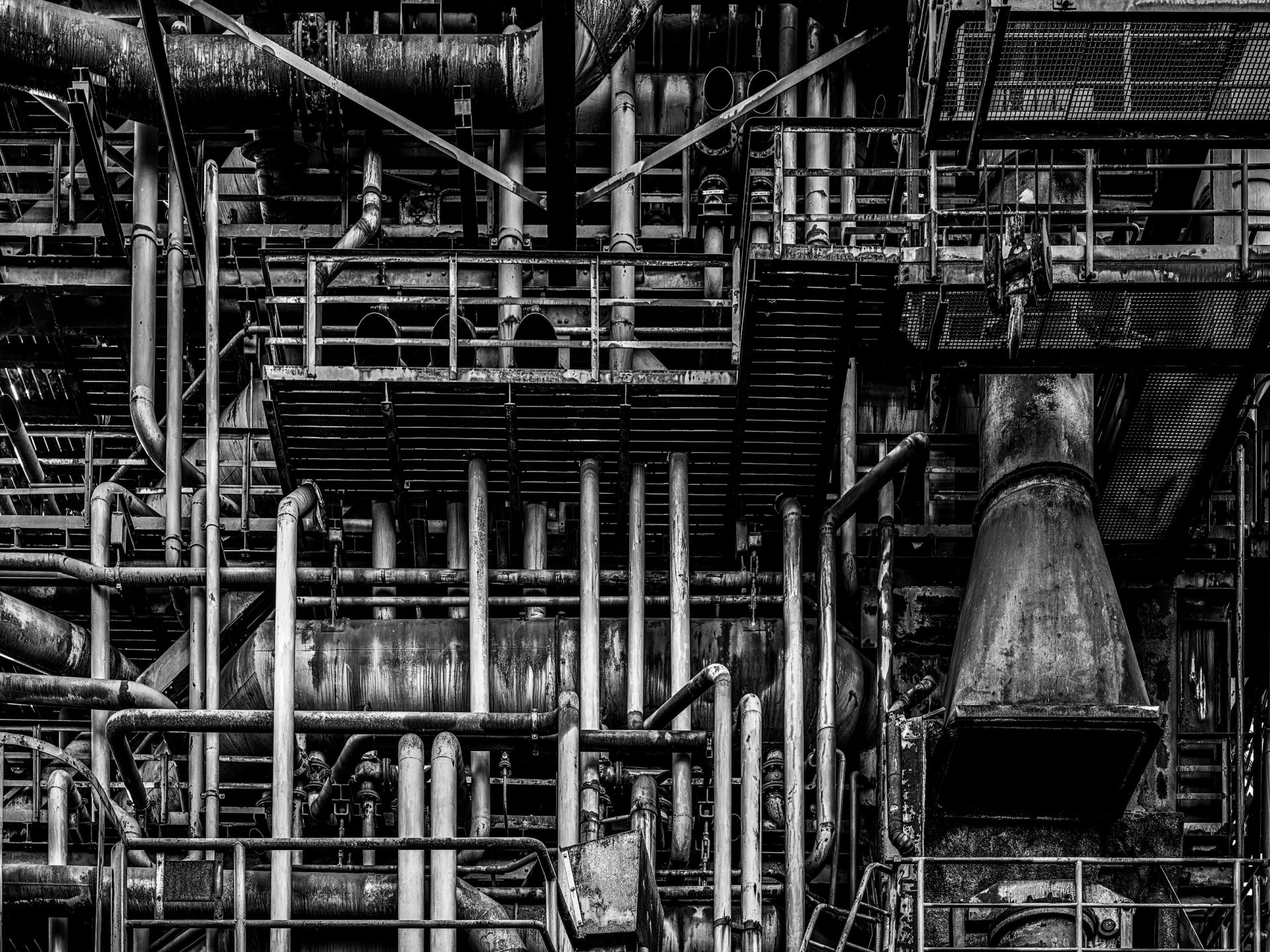 Stara fabryka przemysłowa w czerni i bieli