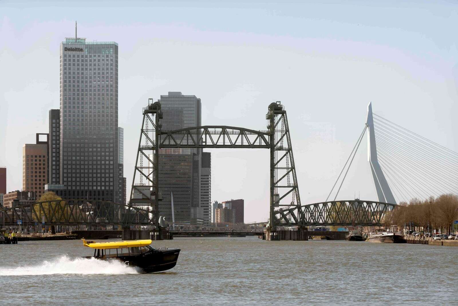 Transport wodny przez Rotterdam