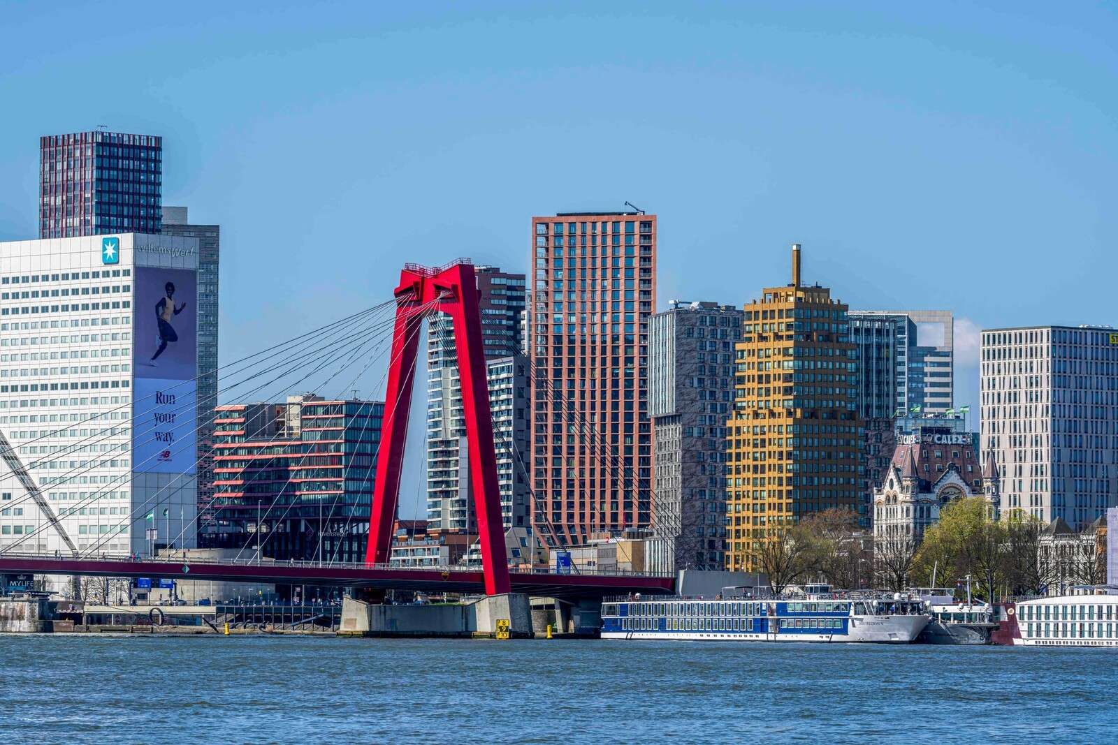 Willemsbrug i Rotterdamskie Skyline