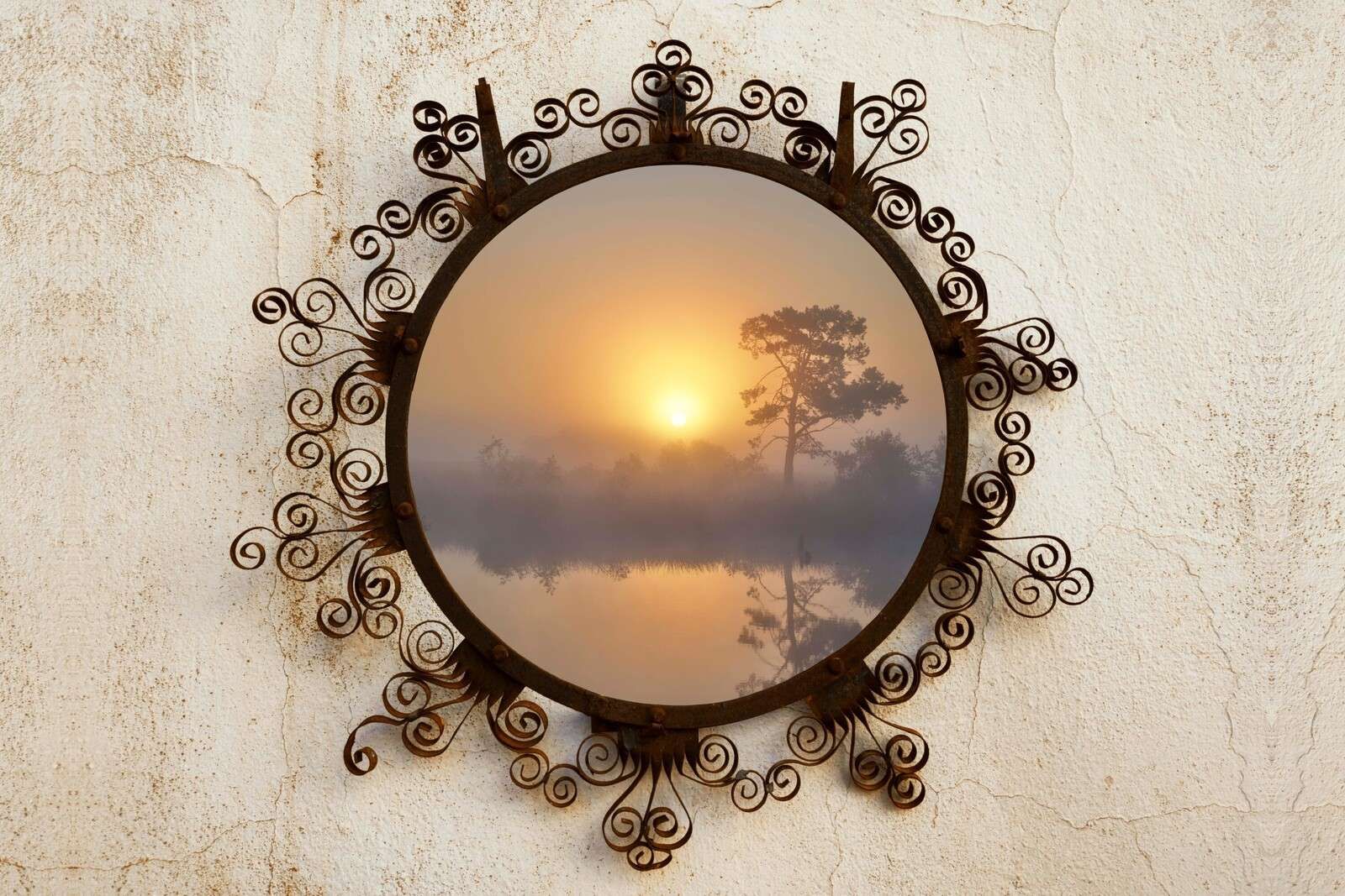 Zachód słońca nad mglistym jeziorem